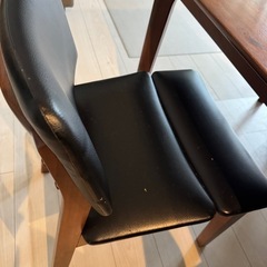 木目調ダイニングテーブルの画像