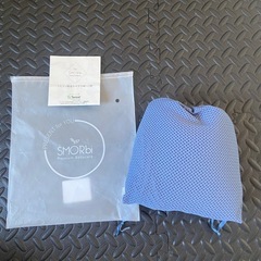 スモルビ(抱っこ紐)とベビー服の画像