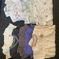 スモルビ(抱っこ紐)とベビー服の画像