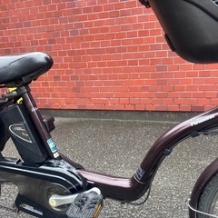 パナソニック製バッテリー搭載のダークパープルPanasonic電動アシスト自転車 チャイルドシート付き 3人乗りの画像