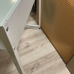 天板ガラス白いPCデスクの画像