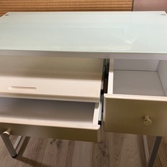 天板ガラス白いPCデスクの画像