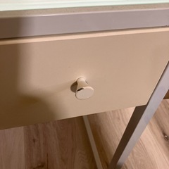 天板ガラス白いPCデスクの画像