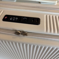 スーツケース（白）の画像