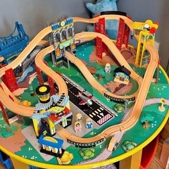 かなり大きなレールのおもちゃセットの画像
