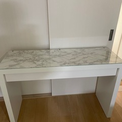 IKEAMALMマルムドレッサー デスク　机
の画像