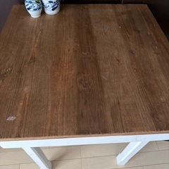 天然木の小ぶりダイニングテーブルの画像