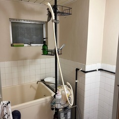 突っ張り式 バスラック ブラック 4段 シャワーフック付きの画像