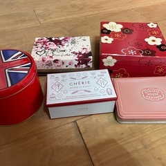 空き箱　缶箱　クッキー缶の画像