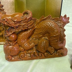 干支の置物と木彫り人形の画像