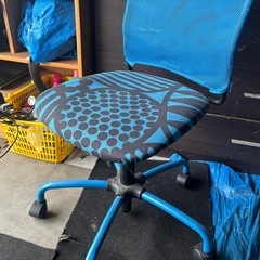 青色オフィスチェアの画像