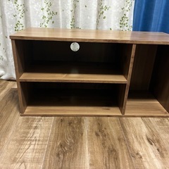 SHARP液晶テレビと棚の画像