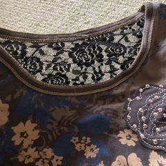 レディース長袖トップス　ラインストーン　刺繍　ブラウン　コットンの画像