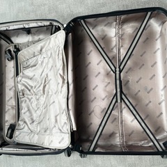 ボロボロのキャリーバッグ　Lサイズ　スーツケースの画像