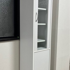 白のキャビネットの画像