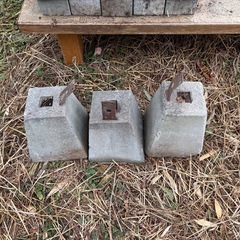 コンクリート束石　プレート付き　３つの画像