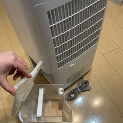 【使用20回未満】シャープ 衣類乾燥除湿機 CV-N180-W（パワフル18L）の画像