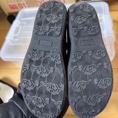 ピカピカのマジックテープ靴の画像