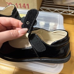 ピカピカのマジックテープ靴の画像