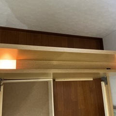 シングルベッド、電灯付き、マットレスの画像