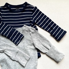 サイズ切り替え付き☆長袖 ボディースーツ型 ロンパース 色違い２枚組セットの画像