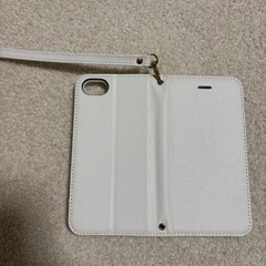 【新品】iPhone  SE ケース　白　手帳型　ストラップ付きの画像