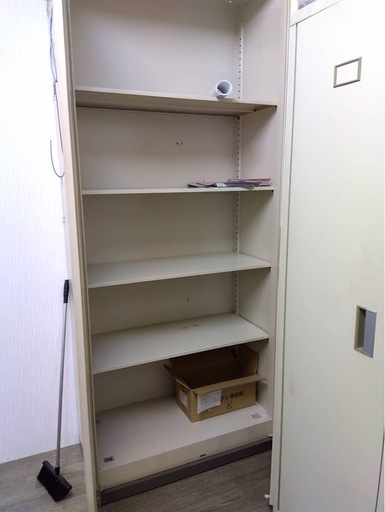 スチール棚引き出し付き×1  　スチール棚大扉×2  配達可能です！