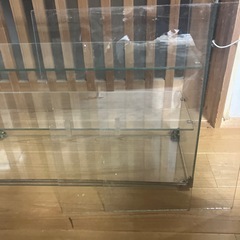 レトロガラスディスプレイ棚の画像