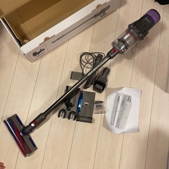 Dyson 掃除機  箱とアタッチメント付きの画像