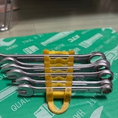 スパナとメガネの画像