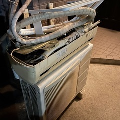 応募者多数　中古エアコン　無料　2個(1個は取り外し必要)の画像