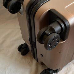 シャンパンゴールド　スーツケース　3泊4日程度　中型の画像