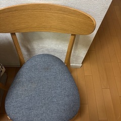 ダイニングテーブルと椅子2脚の3点セットの画像