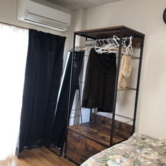 ベッド、マットレス、ハンガーラック、姿見、椅子、机2、チェストの画像