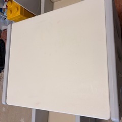 幼児用机と椅子のセットの画像