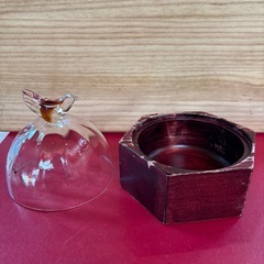 ガラスドームと木製台座の装飾品の画像