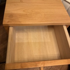 木製サイドテーブルの画像