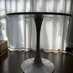 【ホワイト円形テーブル】ラウンドテーブル／1本脚デザイン／直径約80cm／※天板に欠けありの画像