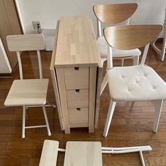 IKEAダイニングテーブル＋チェア　キッチンボード　
の画像