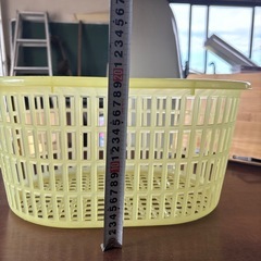 レトロ好きにはたまらない透け感黄色　バスケットの画像