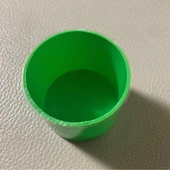 差し上げます。緑色の円筒形容器 花模様付き　の画像