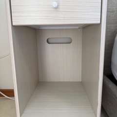サイドテーブル　引き出し、コンセント付きの画像