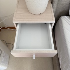 サイドテーブル　引き出し、コンセント付きの画像