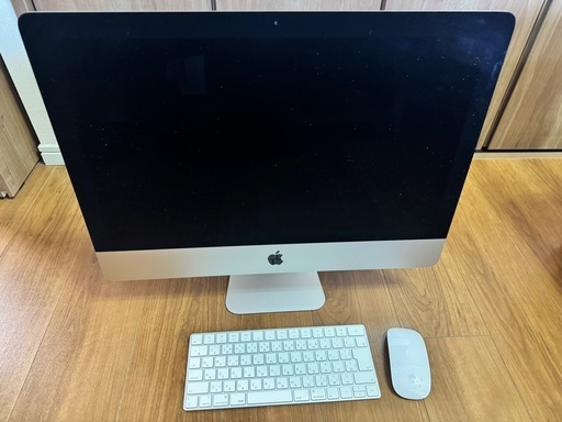 Apple iMac 21.5インチのデスクトップパソコン
