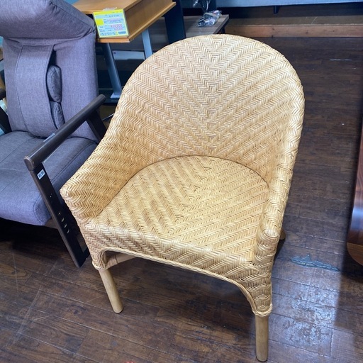 4/12値下げしました！⭐️オシャレ⭐️ラタン調アームチェア  ナチュラル 樹脂製 軽量No.2854 KE