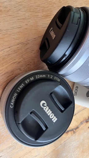 ホワイトのCanon EOS M200、可動式ディスプレイ搭載、ミラーレスカメラ。