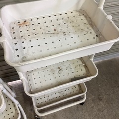 白キャスター付きワゴン 2個セットの画像