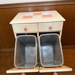 珍しいで可愛い花柄の木製棚。収納ゴミ箱が 2 つ付いています。の画像