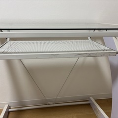 ガラス天板のパソコンデスクの画像