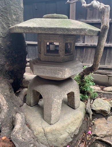 〈相談中〉
石の灯籠2つ 